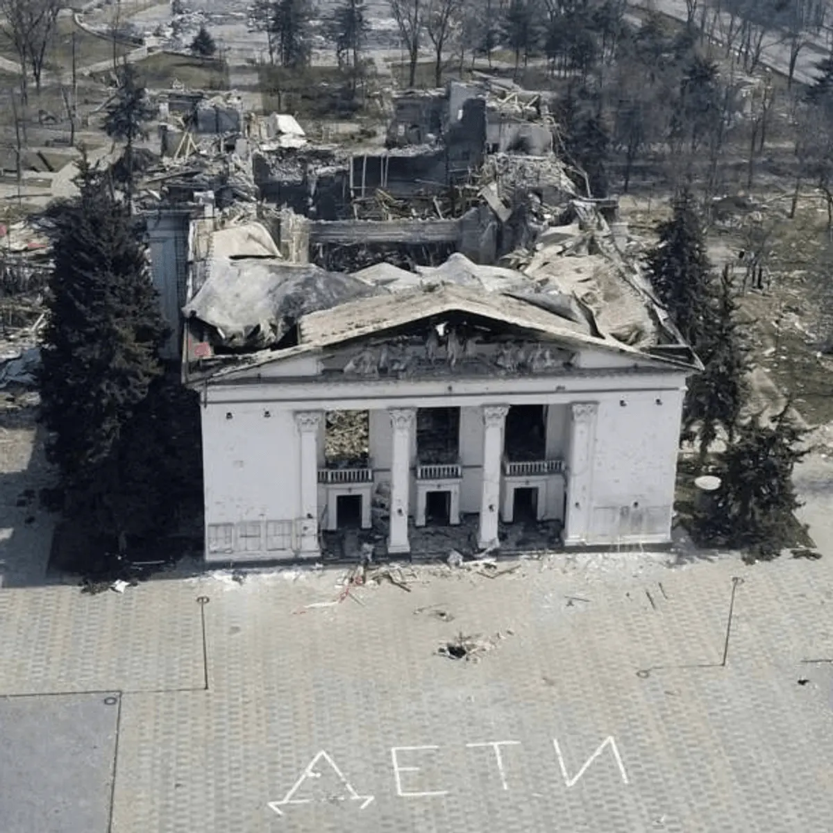 «Місце злочину, а не декорація»: як РФ переписує історію маріупольського драмтеатру
