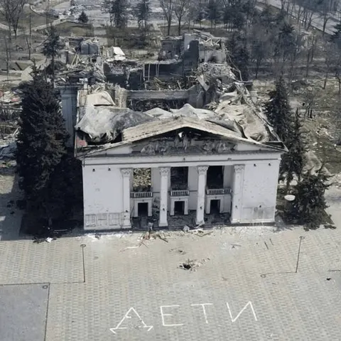 «Місце злочину, а не декорація»: як РФ переписує історію маріупольського драмтеа