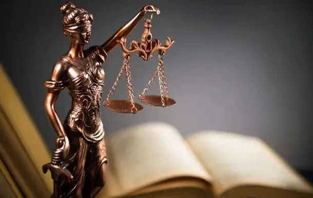 Інформаційний тиск на суд: як меми та скарги стають зброєю