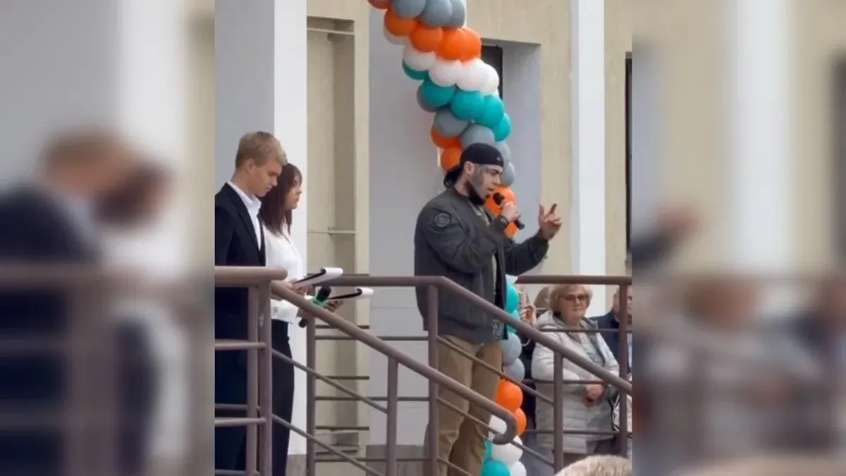 Z-військовий на шкільній лінійці в РФ: дітям радять вивчати „Калаш“ замість наук