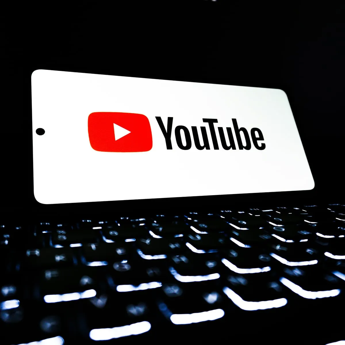 YouTube блокує канали російських артистів для українців: список