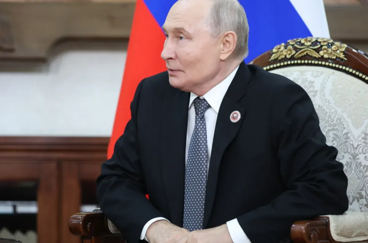 Путін і ШІ-фейки: історія про косаток, які «розривають» білих ведмедів