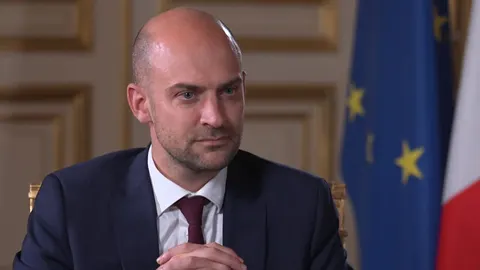 Франція: медіа Боллоре дають ефір висланій пропагандистці РФ