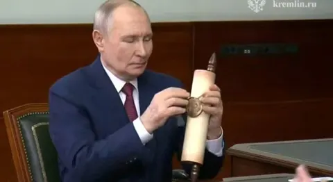 Фотошпалери замість флоту: як Кремль показав Путіна на святі ВМФ