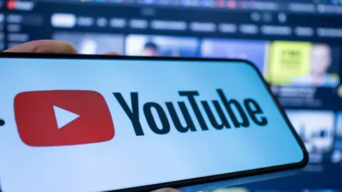Чому YouTube заблокував 12 каналів: розбір медіавпливу